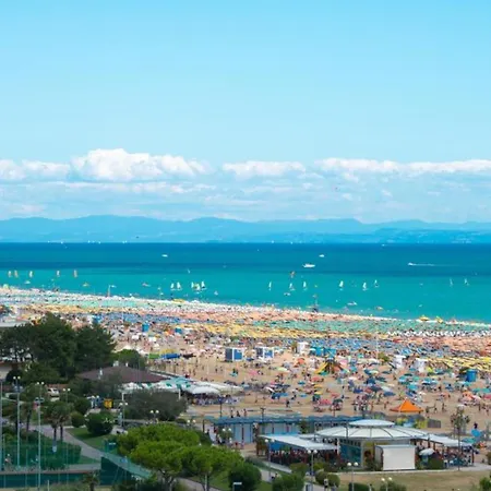 Apartmán Comfy Flat With Terrace Next To The Beach-beahost